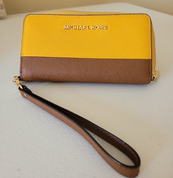 Michael Kors Handbags - Michael Kors Wristlet